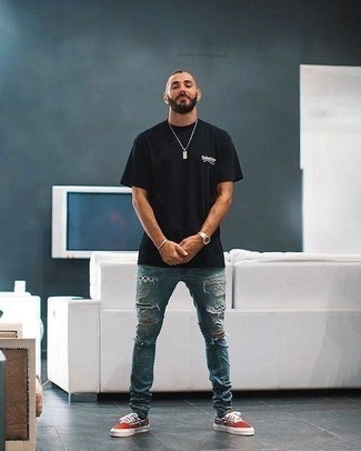 С чем носить красные низкие кеды из плотной ткани с принтом мужчине