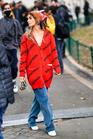 С чем носить красный кардиган с принтом женщине