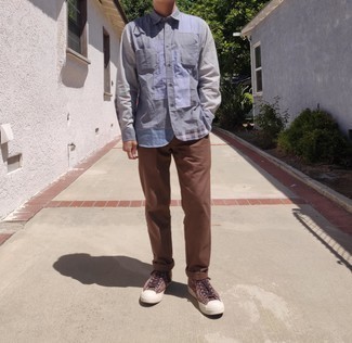 С чем носить красные высокие кеды с принтом мужчине