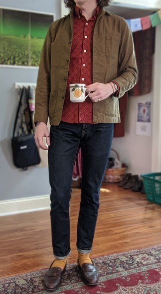 С чем носить красную рубашку с длинным рукавом с принтом мужчине