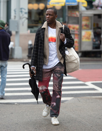 С чем носить красные брюки с принтом мужчине