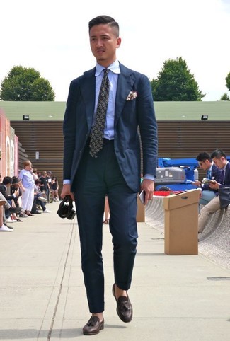 С чем носить красный нагрудный платок с принтом