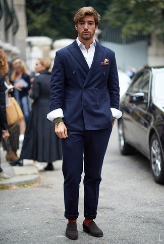 С чем носить красный нагрудный платок с принтом