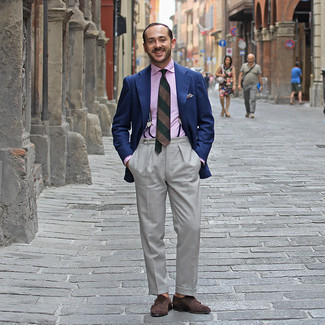 С чем носить красный нагрудный платок с принтом