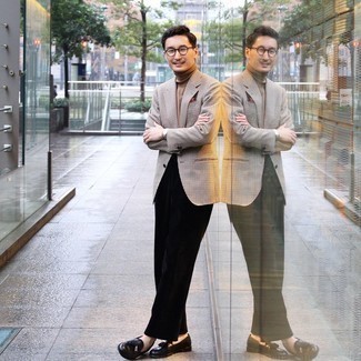 С чем носить красный нагрудный платок с принтом