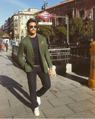 С чем носить красный нагрудный платок с принтом