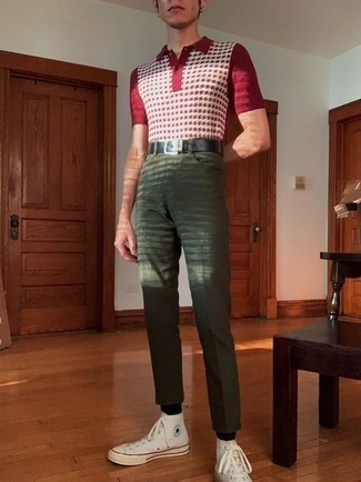 С чем носить красную футболку-поло с принтом мужчине