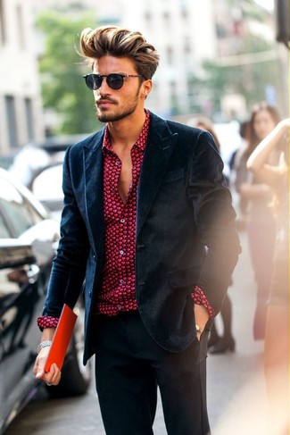 С чем носить красную рубашку с принтом мужчине