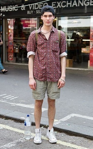 С чем носить красную рубашку с принтом мужчине