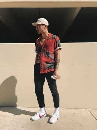 С чем носить красную рубашку с принтом мужчине