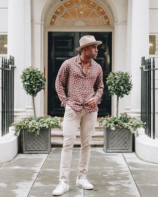 С чем носить красную рубашку с принтом мужчине