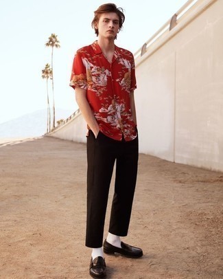 С чем носить красную рубашку с принтом мужчине