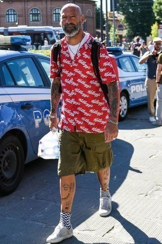 С чем носить красную рубашку с принтом мужчине