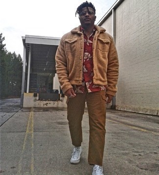 С чем носить красную рубашку с принтом мужчине