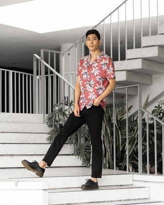 С чем носить красную рубашку с принтом мужчине