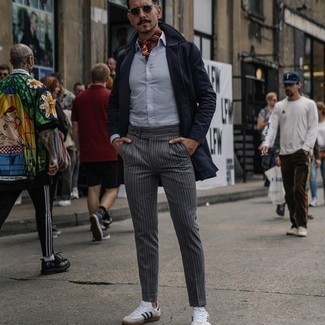 С чем носить красный шелковый шарф с принтом мужчине