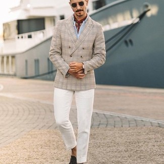 С чем носить красный шелковый шарф с принтом мужчине