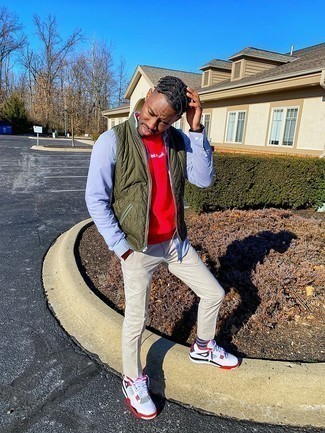 С чем носить красный свитшот с принтом мужчине