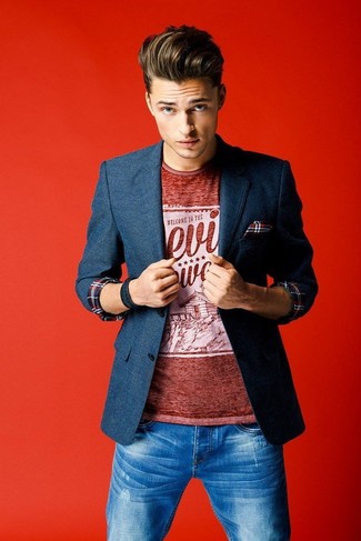 С чем носить красную футболку с принтом мужчине