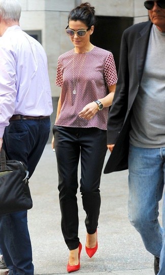 С чем носить красную футболку с принтом женщине