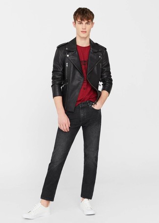 С чем носить красную футболку с принтом мужчине