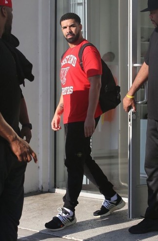 С чем носить красную футболку с принтом мужчине