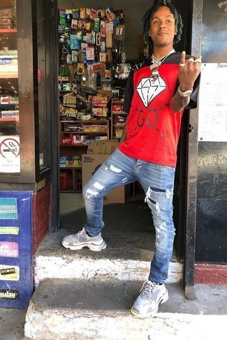 С чем носить красную футболку с принтом мужчине