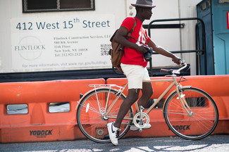 С чем носить красную футболку с принтом мужчине