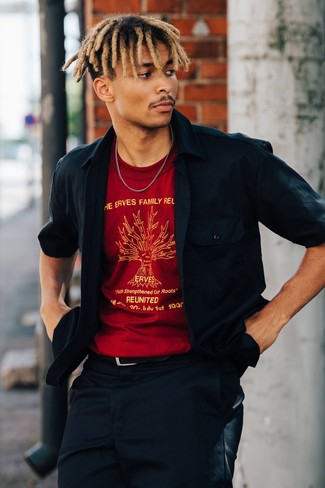 С чем носить красную футболку с принтом мужчине