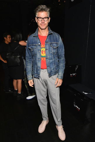 С чем носить красную футболку с принтом мужчине