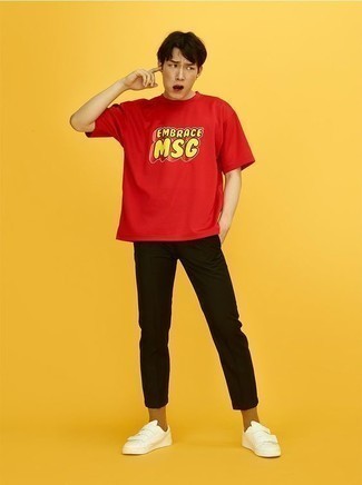 С чем носить красную футболку с принтом мужчине