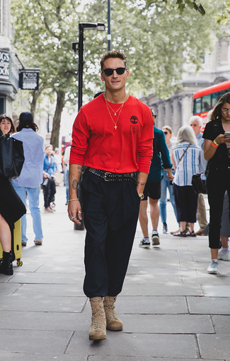 С чем носить красную футболку с принтом мужчине