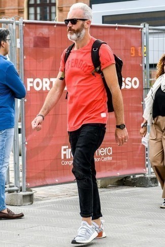 С чем носить красную футболку с принтом мужчине