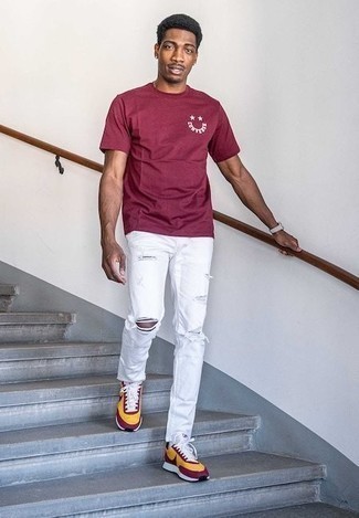 С чем носить красную футболку с принтом мужчине