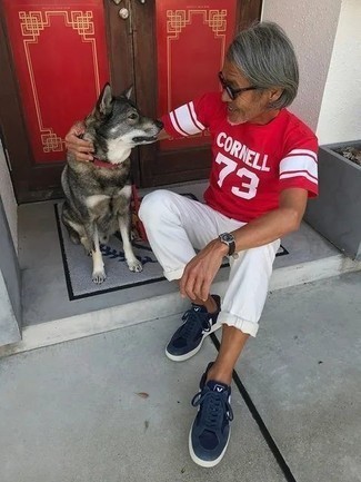 С чем носить красную футболку с принтом мужчине