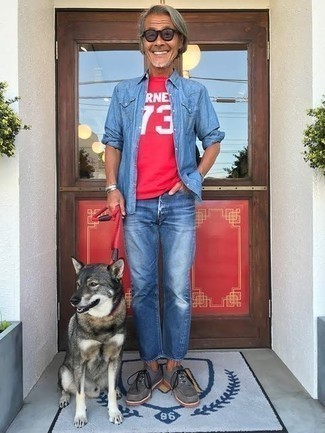 С чем носить красную футболку с принтом мужчине