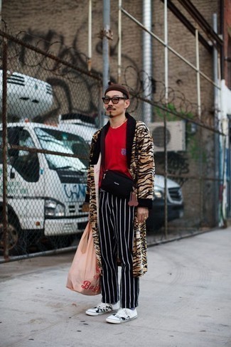 С чем носить красную футболку с принтом мужчине