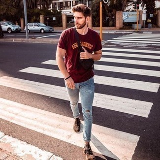 С чем носить красную футболку с принтом мужчине