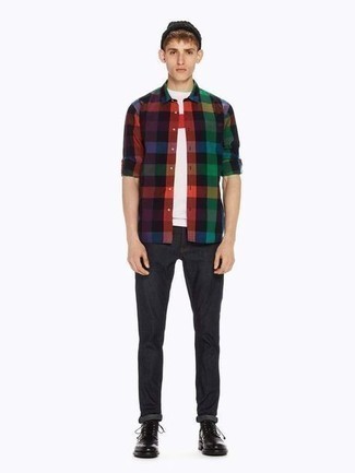 С чем носить красную футболку с принтом мужчине