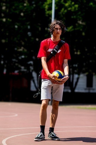 С чем носить красную футболку с принтом мужчине