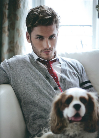 С чем носить красный галстук с принтом мужчине