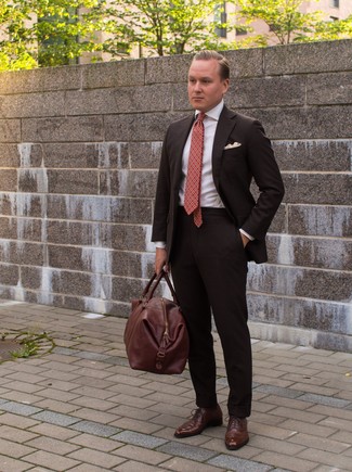 С чем носить красный галстук с принтом мужчине