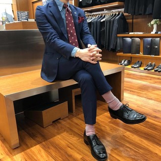 С чем носить красный галстук с принтом мужчине