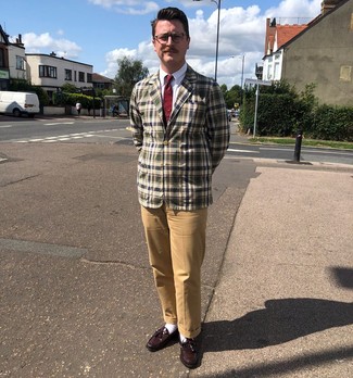 С чем носить красный галстук с принтом мужчине