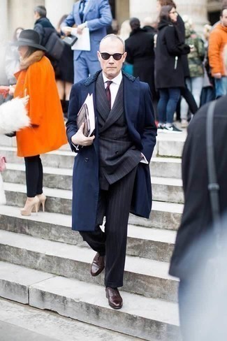 С чем носить красный галстук с принтом мужчине