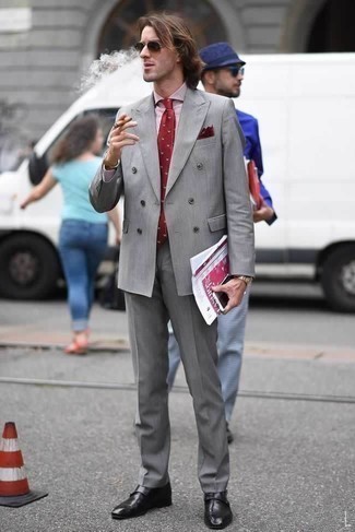 С чем носить красный галстук с принтом мужчине