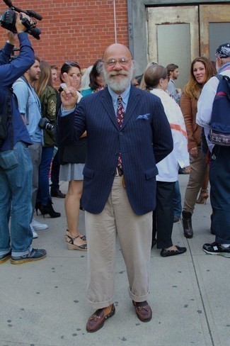 С чем носить красный галстук с принтом мужчине