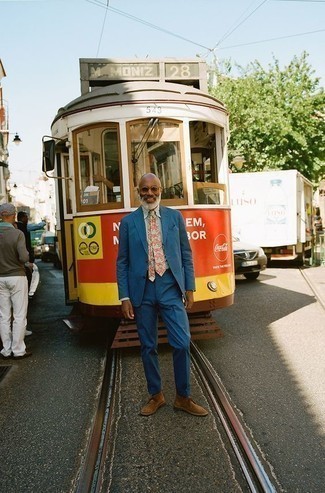 С чем носить красный галстук с принтом мужчине