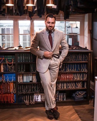 С чем носить красный галстук с принтом мужчине