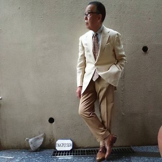 С чем носить красный галстук с принтом мужчине